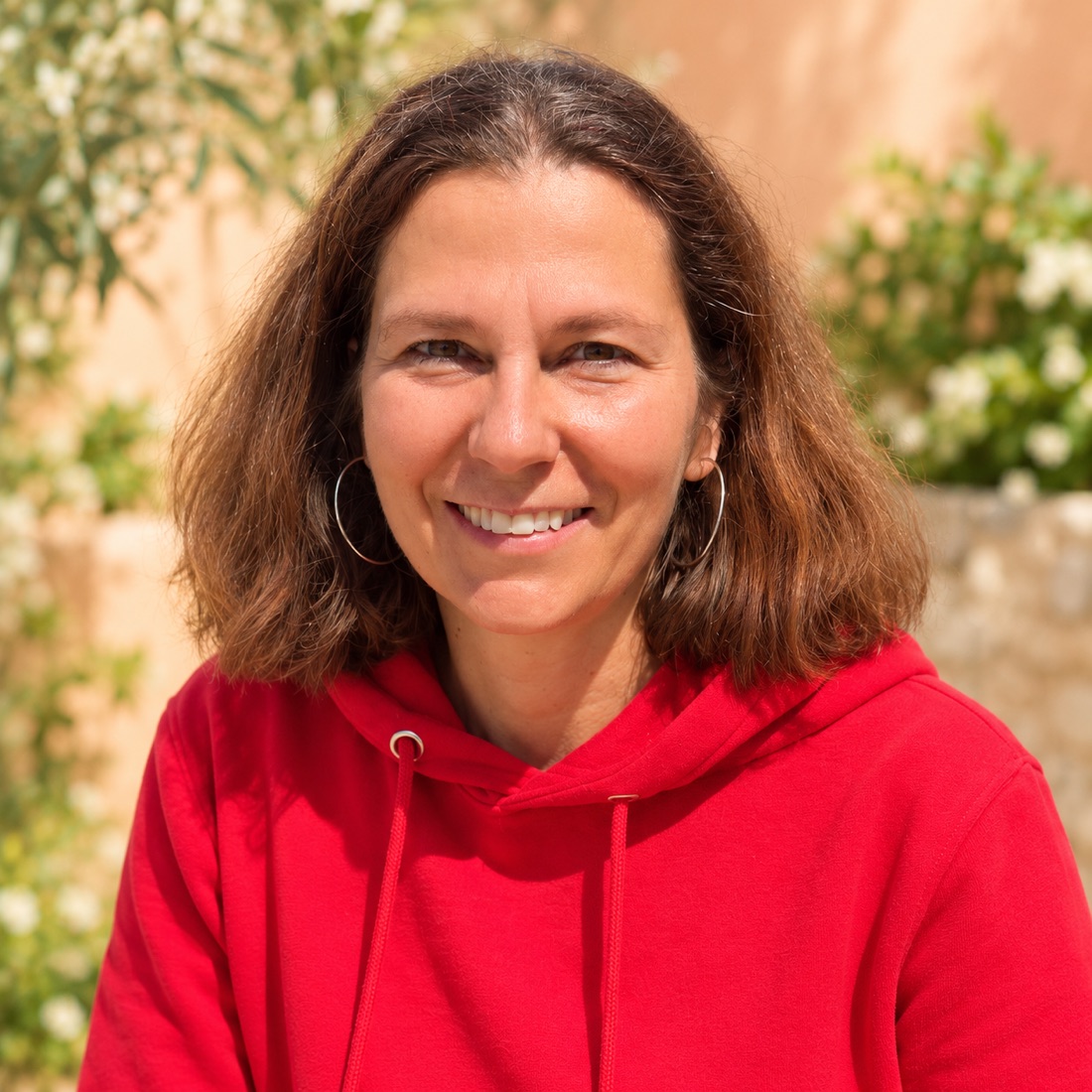 Dr. Gabriela Barteska lächelt im warmen Sonnenlicht