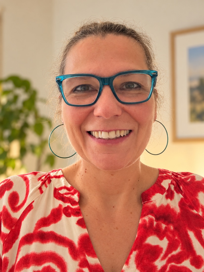 Gabriela mit blauer Brille